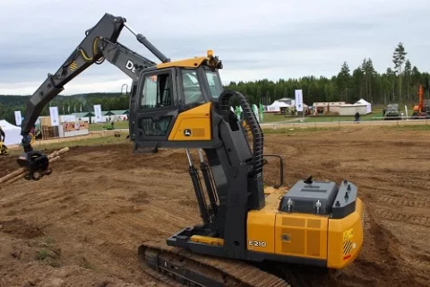 Гусеничный экскаватор John Deere E210 LC