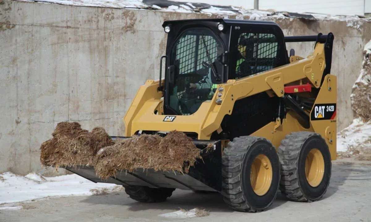 Мини-погрузчик Cat 242D3